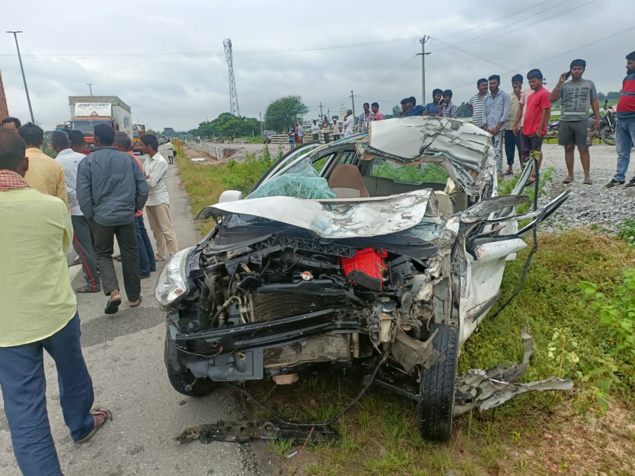 Medak | శుభకార్యానికి వెళ్లొస్తూ.. అనంతలోకాలకు! రోడ్డు ప్రమాదంలో ఇద్దరు మృతి Medak | శుభకార్యానికి వెళ్లొస్తూ.. అనంతలోకాలకు! రోడ్డు ప్రమాదంలో ఇద్దరు మృతి