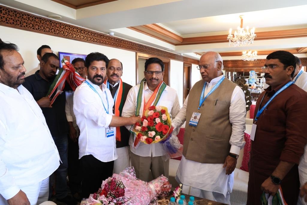 Yennam Srinivas Reddy | ఖర్గే సమక్షంలో కాంగ్రెస్లో చేరిన యెన్నం Yennam Srinivas Reddy | ఖర్గే సమక్షంలో కాంగ్రెస్లో చేరిన యెన్నం