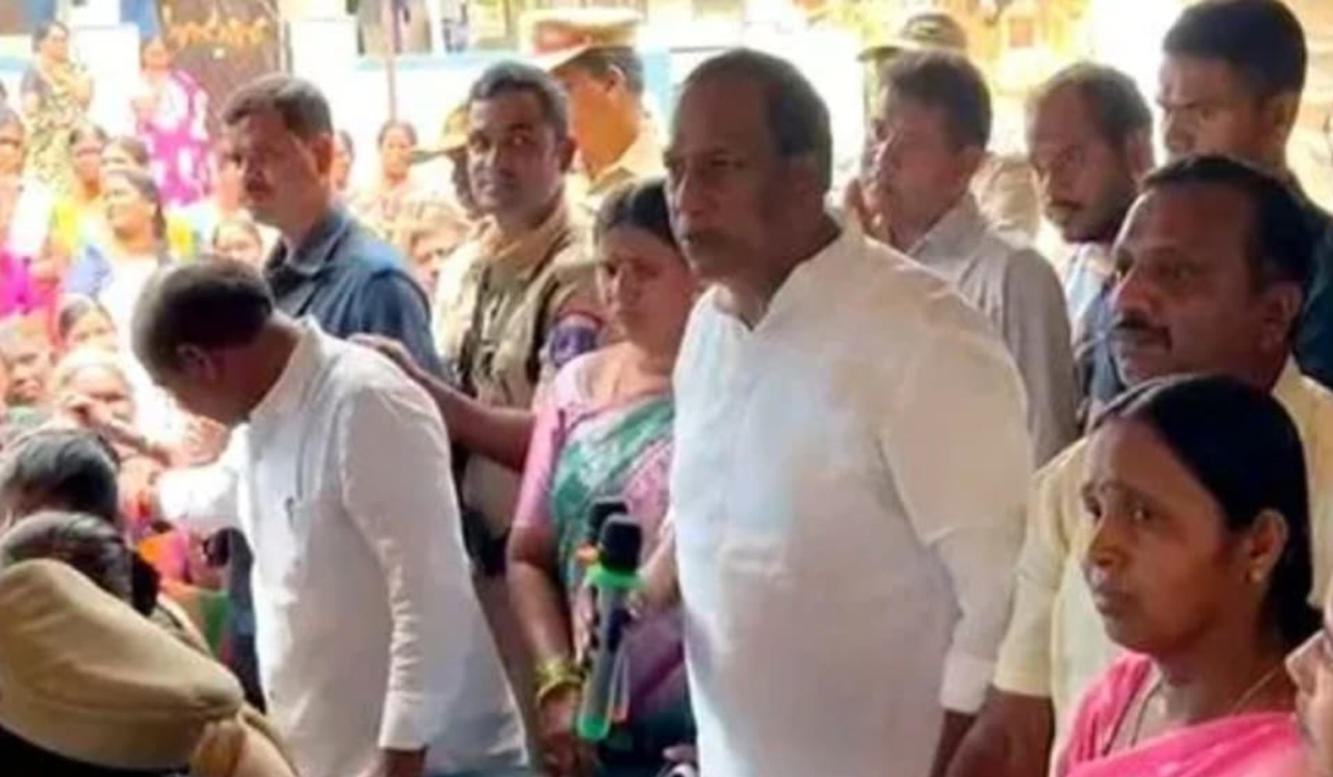 Minister Malla Reddy | మల్లారెడ్డికి మళ్లీ నిరసన సెగ Minister Malla Reddy | మల్లారెడ్డికి మళ్లీ నిరసన సెగ