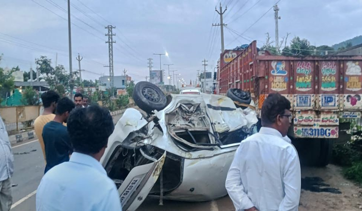 Road Accident | ములుగు జిల్లాలో రోడ్డు ప్రమాదం.. విద్యార్థిని మృతి Road Accident | ములుగు జిల్లాలో రోడ్డు ప్రమాదం.. విద్యార్థిని మృతి