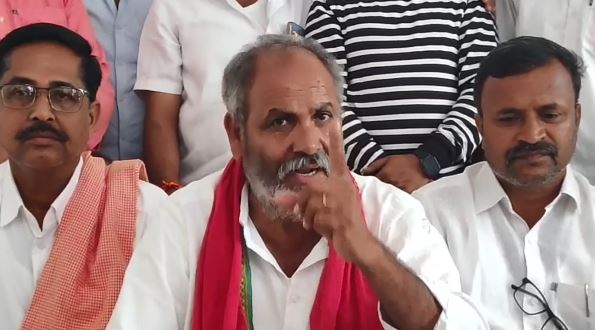 KCR పై 1016 నామినేషన్లు వేస్తాం: తాన్ సింగ్ నాయక్ KCR పై 1016 నామినేషన్లు వేస్తాం: తాన్ సింగ్ నాయక్