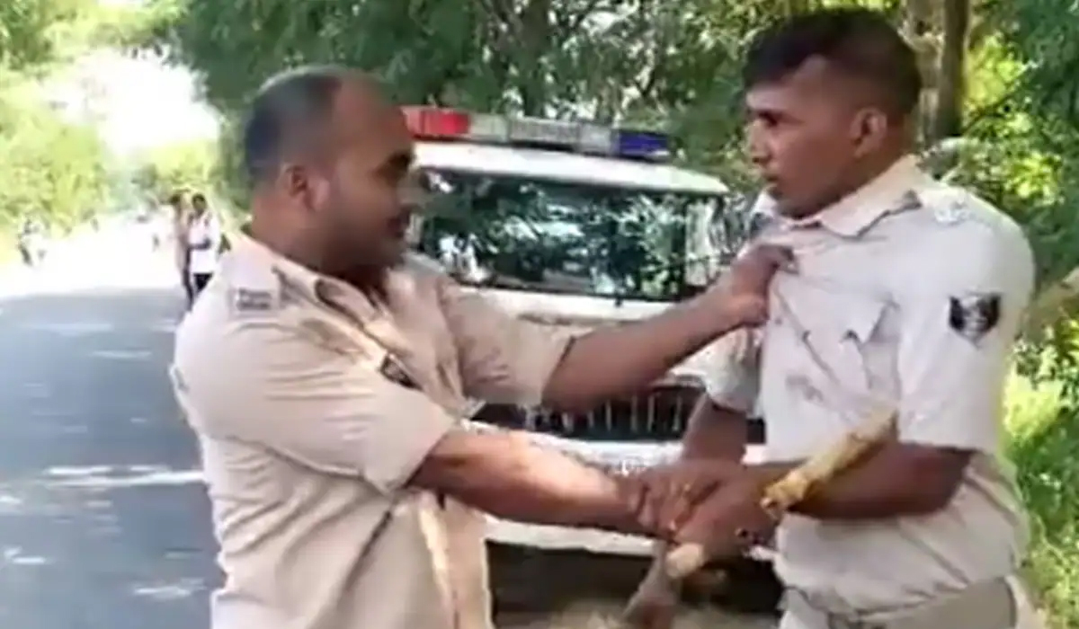 Bihar | లంచం విషయంలో గొడవ.. నడిరోడ్డుపై కొట్టుకున్నపోలీసులు Bihar | లంచం విషయంలో గొడవ.. నడిరోడ్డుపై కొట్టుకున్నపోలీసులు