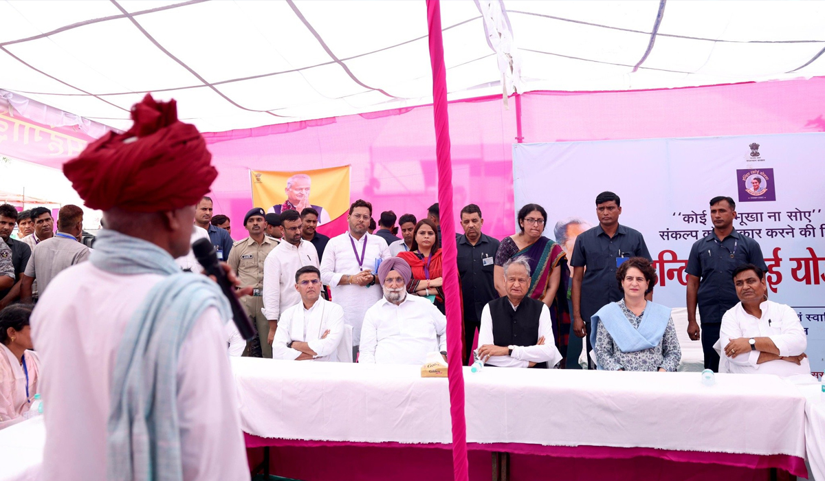 Priyanka Gandhi | మండిపోతున్న ధరలు.. మోదీ కాన్వాయ్కు కోట్లు: ప్రియాంకగాంధీ Priyanka Gandhi | మండిపోతున్న ధరలు.. మోదీ కాన్వాయ్కు కోట్లు: ప్రియాంకగాంధీ