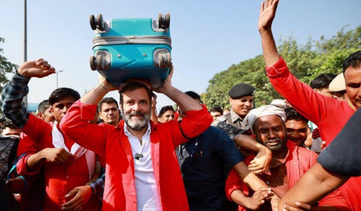 Rahul Gandhi | రైల్వే కూలీగా మారి.. నెత్తిపై సూట్కేస్ మోసిన రాహుల్గాంధీ! Rahul Gandhi | రైల్వే కూలీగా మారి.. నెత్తిపై సూట్కేస్ మోసిన రాహుల్గాంధీ!