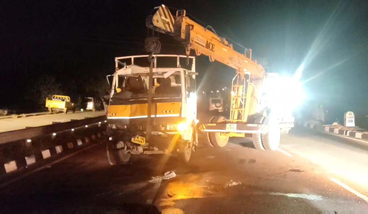 Road Accident | ఏడుగురు మహిళల ప్రాణాలు తీసిన టైర్ పంక్చర్..! టూరిస్ట్ వాహనాన్ని ఢీకొట్టిన వ్యాన్..! Road Accident | ఏడుగురు మహిళల ప్రాణాలు తీసిన టైర్ పంక్చర్..! టూరిస్ట్ వాహనాన్ని ఢీకొట్టిన వ్యాన్..!