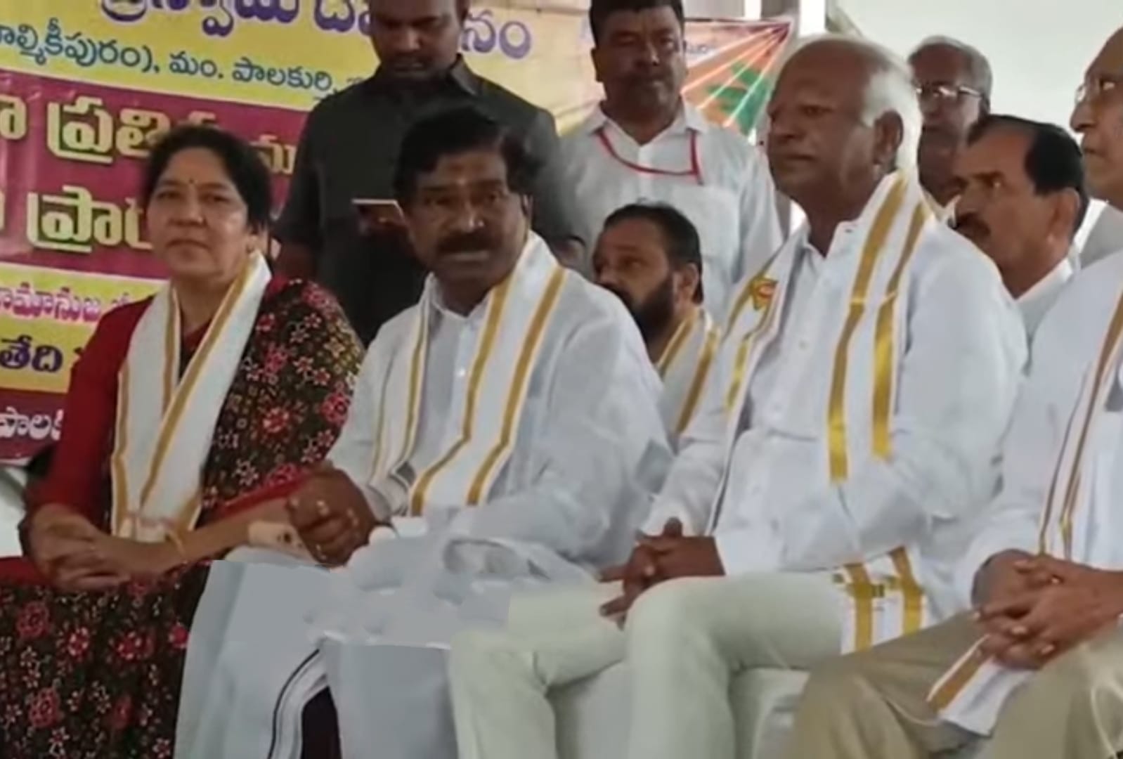 Jangaon | పక్కపక్కనే కూర్చున్న రాజయ్య, శ్రీహరి.. ఎదురుపడినా మాటల్లేవ్