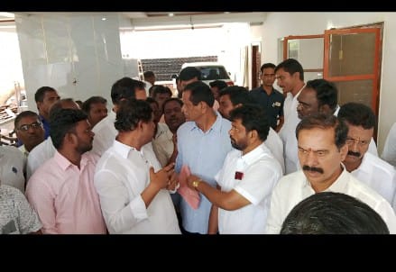 MLA Rajaiah | దిగొచ్చిన BRS అధినాయకత్వం.. ఎమ్మెల్యే రాజయ్యతో చీఫ్ విప్ వినయ్ మంతనాలు MLA Rajaiah | దిగొచ్చిన BRS అధినాయకత్వం.. ఎమ్మెల్యే రాజయ్యతో చీఫ్ విప్ వినయ్ మంతనాలు