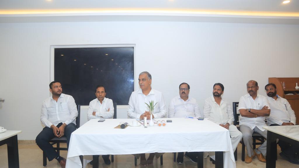 జహీరాబాద్ BRS ముఖ్య నేతలతో మంత్రి హరీశ్రావు భేటీ జహీరాబాద్ BRS ముఖ్య నేతలతో మంత్రి హరీశ్రావు భేటీ