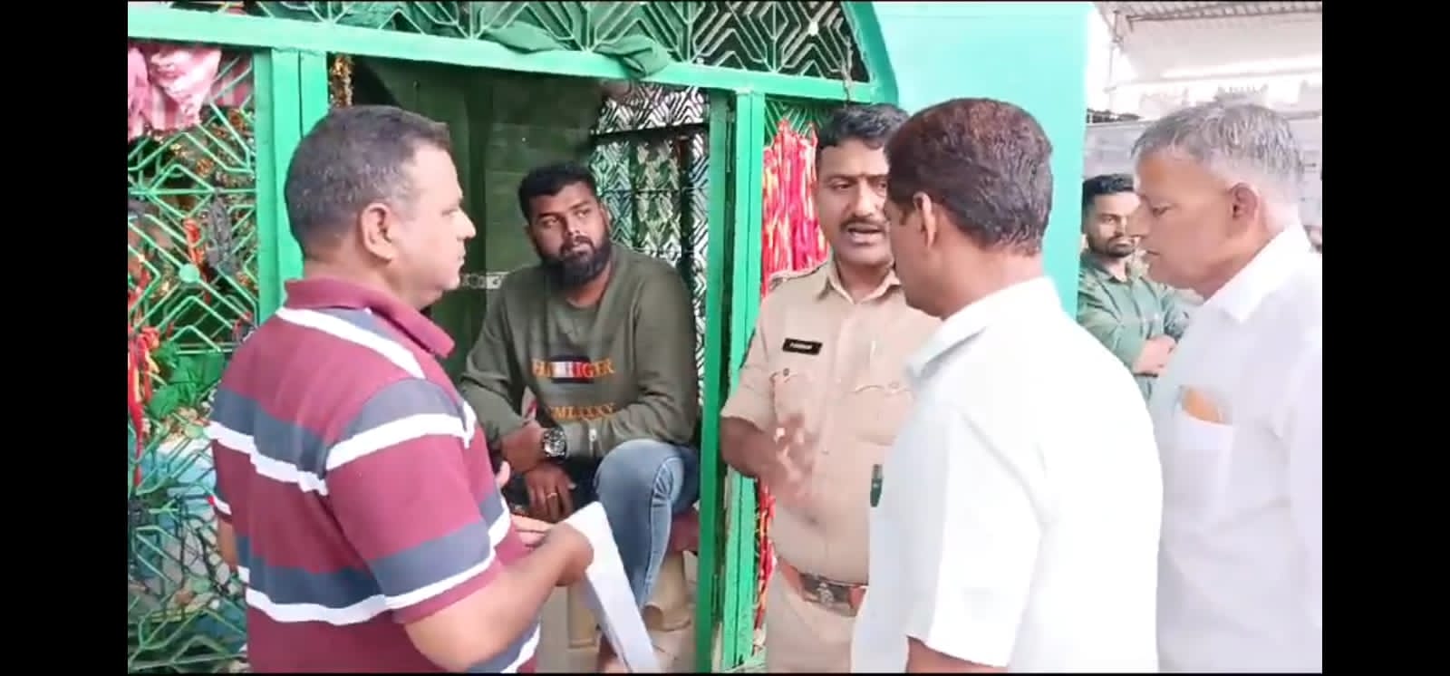 Vemulawada | ప్రసిద్ధ రాజన్న ఆలయంలో దర్గాకు తాళం.. పోలీసు స్టేషన్కు పంచాయితీ Vemulawada | ప్రసిద్ధ రాజన్న ఆలయంలో దర్గాకు తాళం.. పోలీసు స్టేషన్కు పంచాయితీ