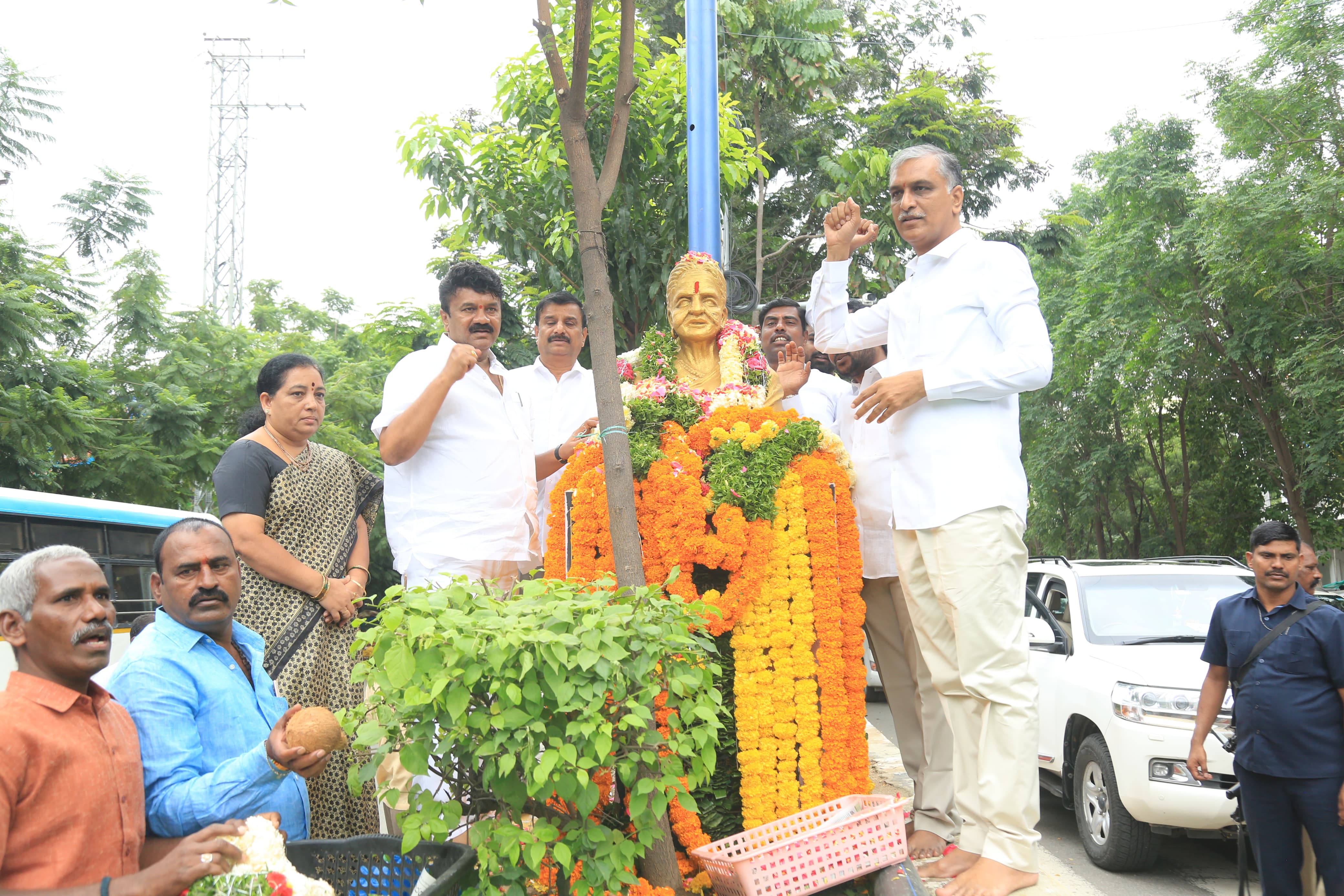 Medak | మహిళా చైతన్యానికి ప్రతీక చాకలి ఐలమ్మ: మంత్రులు హరీశ్, తలసాని Medak | మహిళా చైతన్యానికి ప్రతీక చాకలి ఐలమ్మ: మంత్రులు హరీశ్, తలసాని