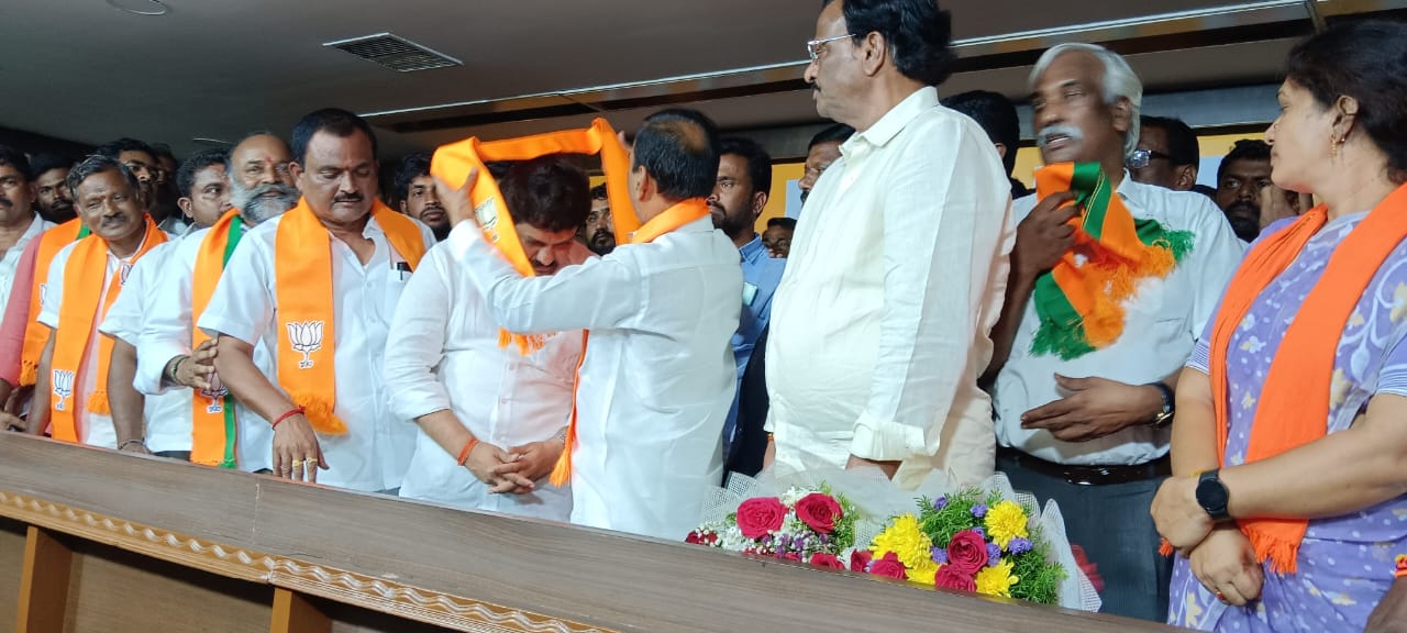Ajmira Prahlad | ములుగు బీఆర్ఎస్కు గట్టి షాక్.. బీజేపీ గూటికి అజ్మీరా ప్రహ్లాద్ Ajmira Prahlad | ములుగు బీఆర్ఎస్కు గట్టి షాక్.. బీజేపీ గూటికి అజ్మీరా ప్రహ్లాద్