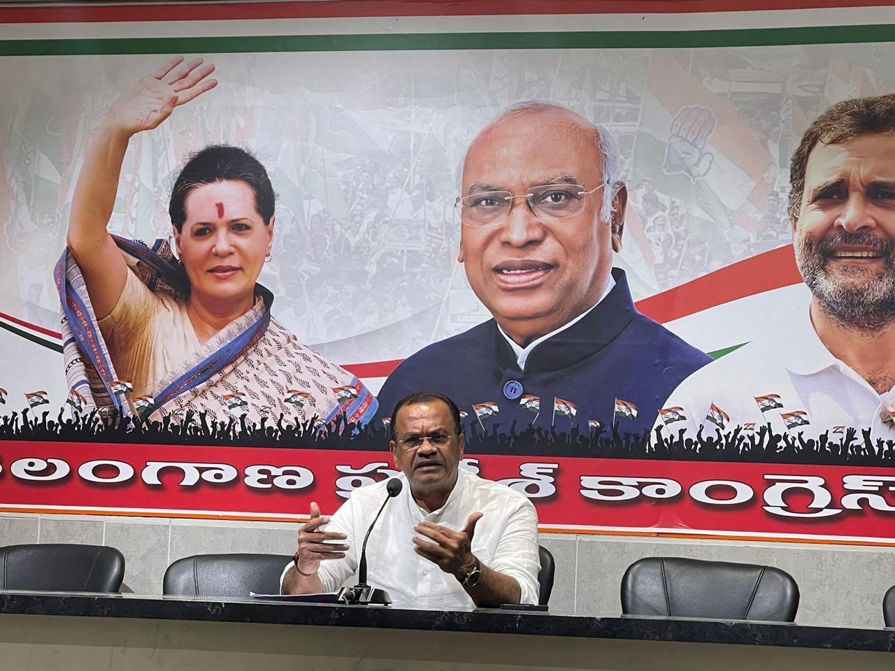 Komatireddy | ఎవడిదిరా.. బానిసత్వ పార్టీ మంత్రి కేటీఆర్ వ్యాఖ్యలపై ఎంపీ వెంకట్రెడ్డి ఫైర్ Komatireddy | ఎవడిదిరా.. బానిసత్వ పార్టీ మంత్రి కేటీఆర్ వ్యాఖ్యలపై ఎంపీ వెంకట్రెడ్డి ఫైర్