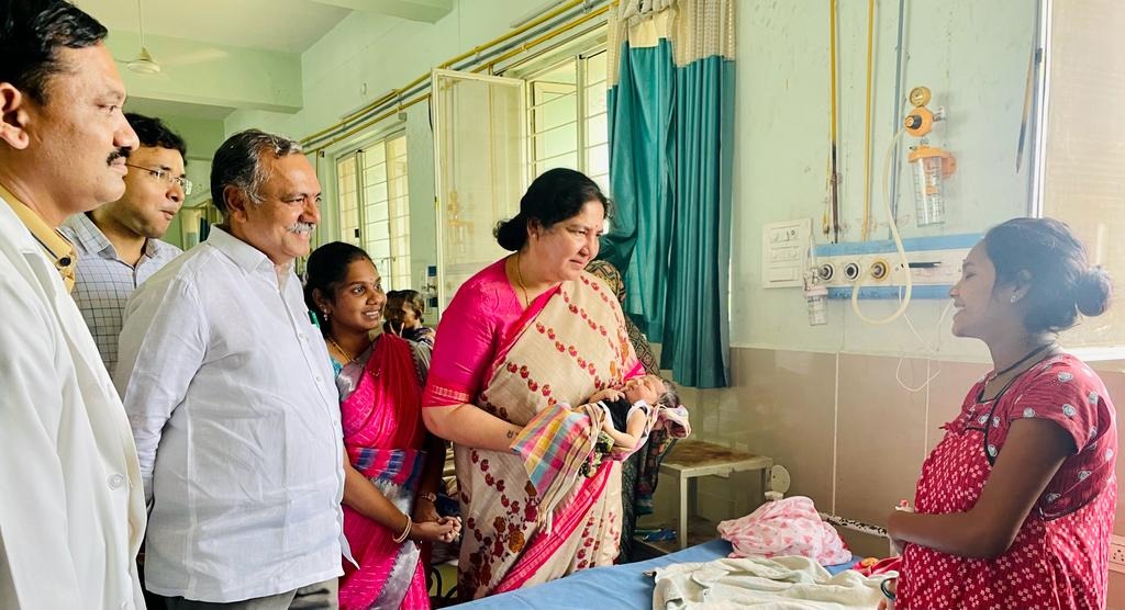 Bhupalpally | భూపాలపల్లి ఆసుపత్రిలో.. మహారాష్ట్ర మహిళ ప్రసవం Bhupalpally | భూపాలపల్లి ఆసుపత్రిలో.. మహారాష్ట్ర మహిళ ప్రసవం