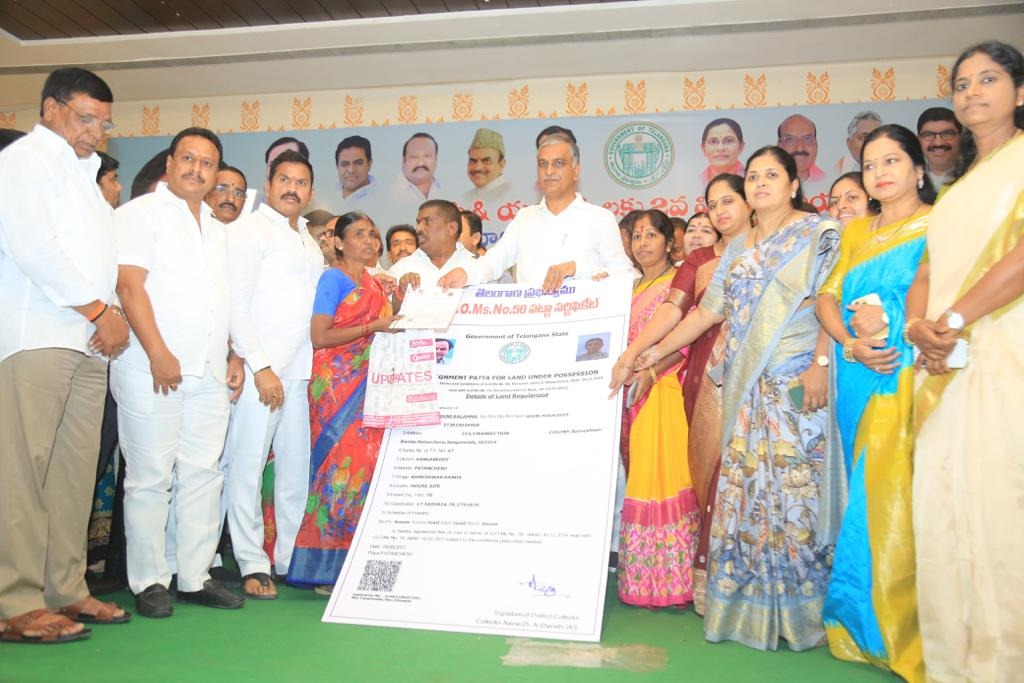 Minister Harish Rao | కాంగ్రెస్ది సీజనల్ ప్రేమ.. కేసీఆర్ది శాశ్వత ప్రేమ: మంత్రి హరీశ్రావు Minister Harish Rao | కాంగ్రెస్ది సీజనల్ ప్రేమ.. కేసీఆర్ది శాశ్వత ప్రేమ: మంత్రి హరీశ్రావు