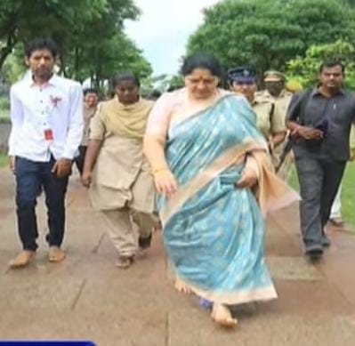 Minister Satyavati Rathore | మంత్రి సత్యవతి దీక్షకు ఏడాది.. చెప్పులు వేసుకోకుండా ఉంటున్న మంత్రి Minister Satyavati Rathore | మంత్రి సత్యవతి దీక్షకు ఏడాది.. చెప్పులు వేసుకోకుండా ఉంటున్న మంత్రి