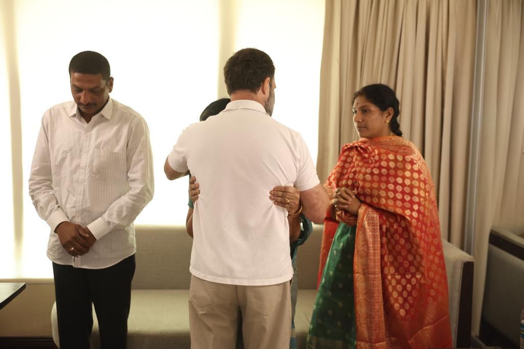 Gaddar | గద్దర్ కుటుంబ సభ్యులకు సోనియా, రాహుల్, ప్రియాంకల పరామర్శ Gaddar | గద్దర్ కుటుంబ సభ్యులకు సోనియా, రాహుల్, ప్రియాంకల పరామర్శ