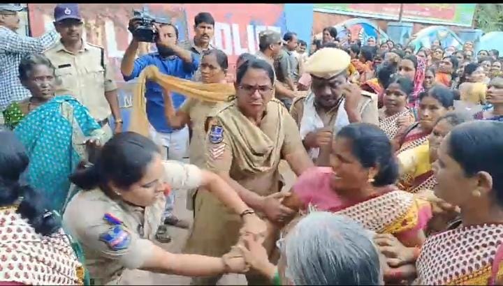 Adilabad | అంగన్వాడీల.. కలెక్టరేట్ ముట్టడి ఉద్రిక్తం Adilabad | అంగన్వాడీల.. కలెక్టరేట్ ముట్టడి ఉద్రిక్తం
