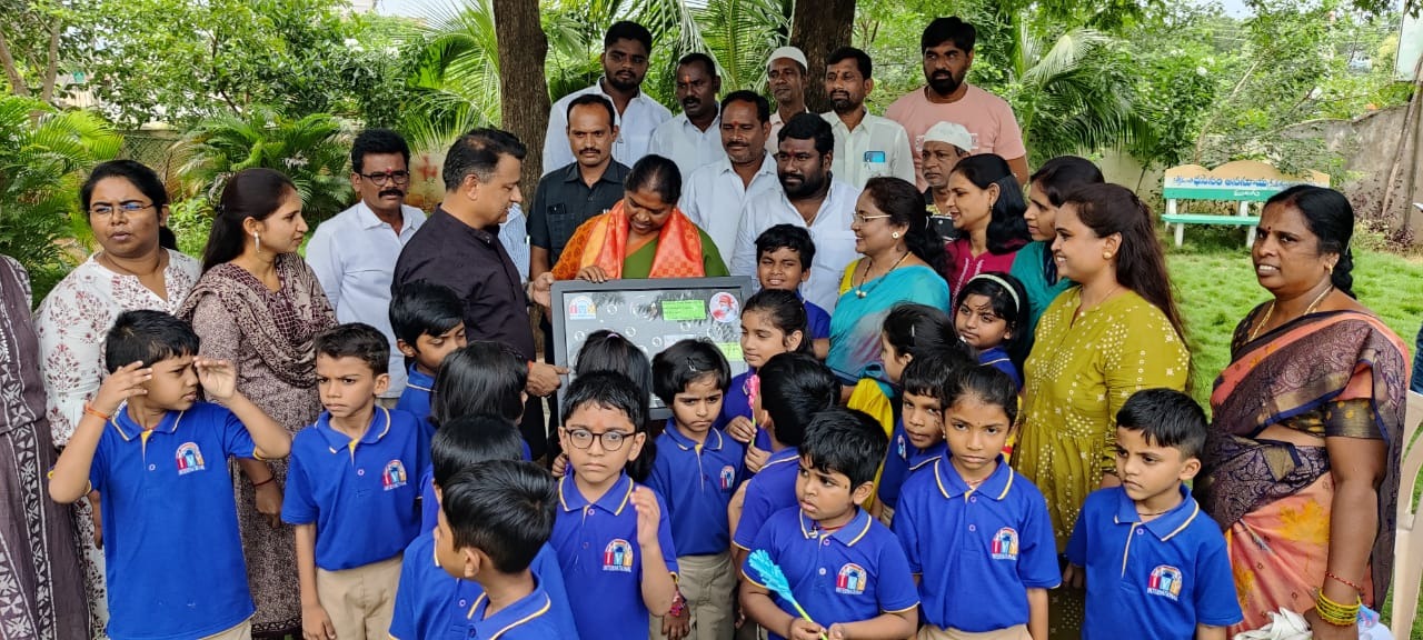 Mulugu | చిన్నారుల పెద్ద మనసు.. వరద బాధితులకు రూ.50 వేల ప్యాకెట్ మనీ సాయం Mulugu | చిన్నారుల పెద్ద మనసు.. వరద బాధితులకు రూ.50 వేల ప్యాకెట్ మనీ సాయం