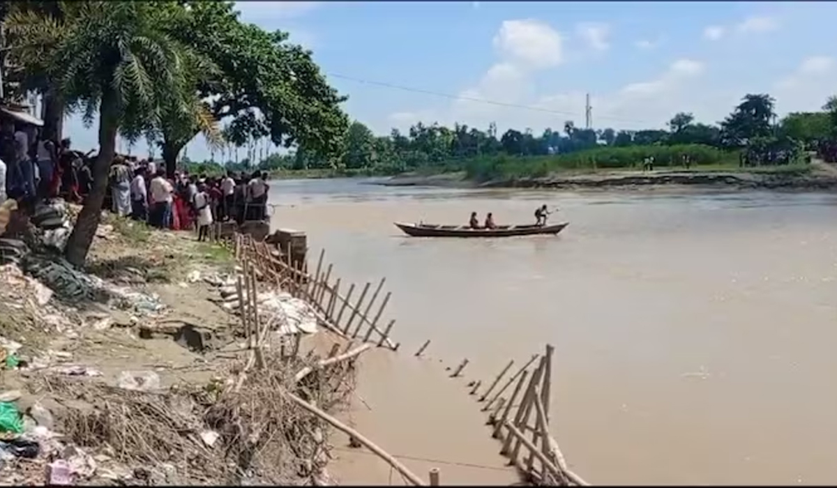 Bihar | బీహార్లో నీట మునిగిన పడవ.. 10 మంది విద్యార్థులు గల్లంతు Bihar | బీహార్లో నీట మునిగిన పడవ.. 10 మంది విద్యార్థులు గల్లంతు