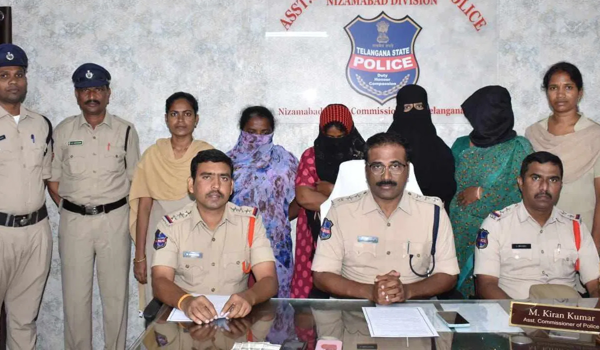 Nizamabad | అమ్మకానికి కన్న బిడ్డ.. ఒకే బిడ్డకు ఇద్దరితో తల్లి బేరం Nizamabad | అమ్మకానికి కన్న బిడ్డ.. ఒకే బిడ్డకు ఇద్దరితో తల్లి బేరం