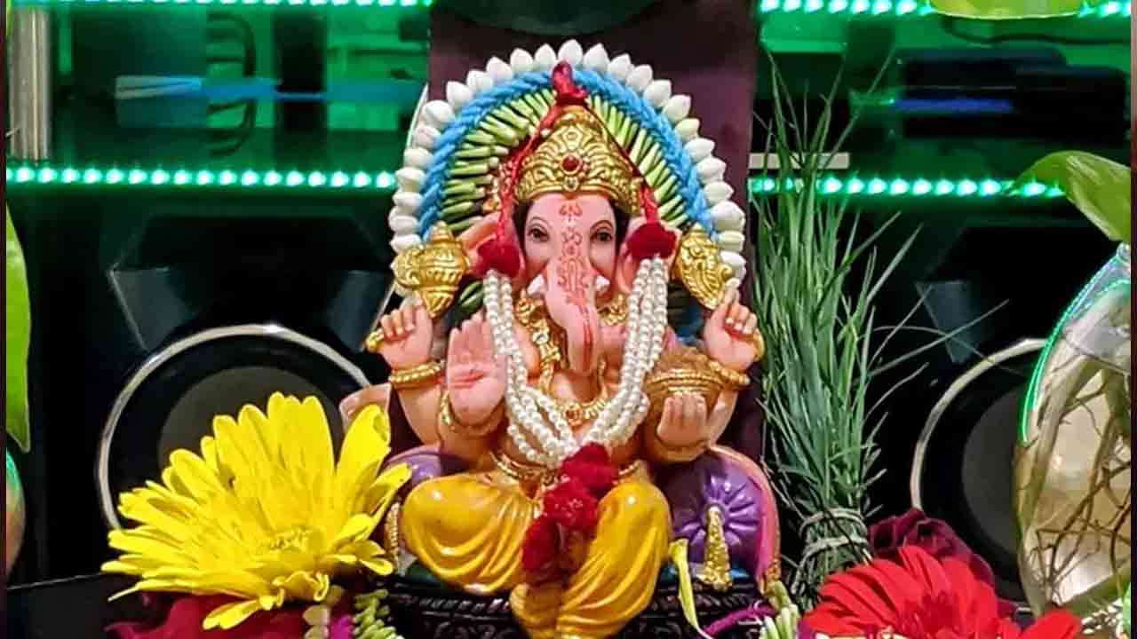 Vinayaka Chavithi | వినాయకుడిని 21 రకాల ఆకులతో ఎందుకు పూజిస్తారు..? ఆ ఆకుల విశిష్ఠత ఏంటి..? Vinayaka Chavithi | వినాయకుడిని 21 రకాల ఆకులతో ఎందుకు పూజిస్తారు..? ఆ ఆకుల విశిష్ఠత ఏంటి..?