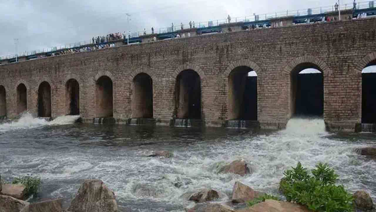 Himayat Sagar | హిమాయత్ సాగర్ గేట్లు ఎత్తివేత.. GHMC హెల్ప్ నంబర్లు ఇవే.. Himayat Sagar | హిమాయత్ సాగర్ గేట్లు ఎత్తివేత.. GHMC హెల్ప్ నంబర్లు ఇవే..