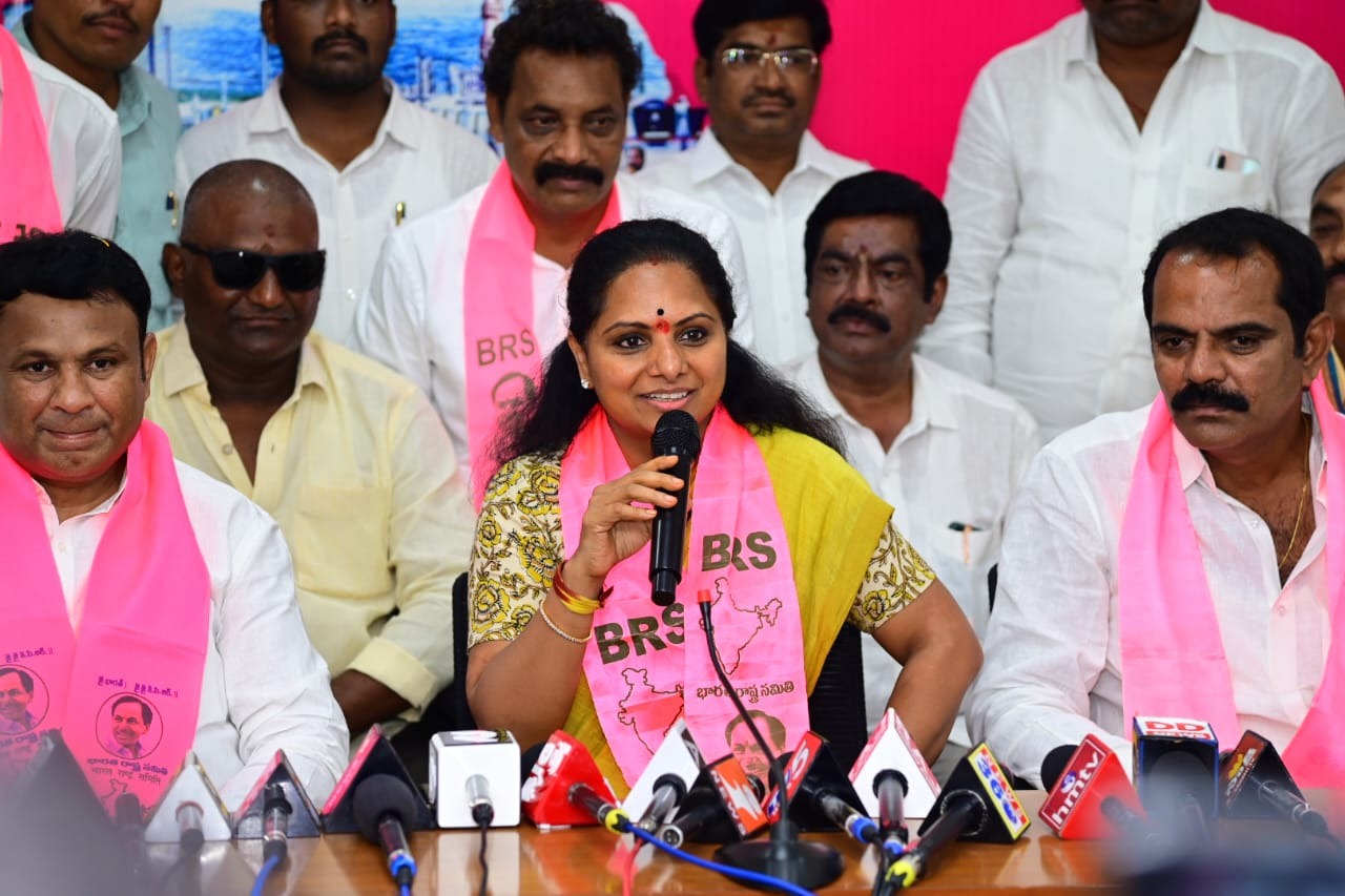 MLC KAVITHA | అది ఈడీ నోటీసు కాదు.. మోడీ నోటీసు: ఎమ్మెల్సీ కల్వకుంట్ల కవిత MLC KAVITHA | అది ఈడీ నోటీసు కాదు.. మోడీ నోటీసు: ఎమ్మెల్సీ కల్వకుంట్ల కవిత