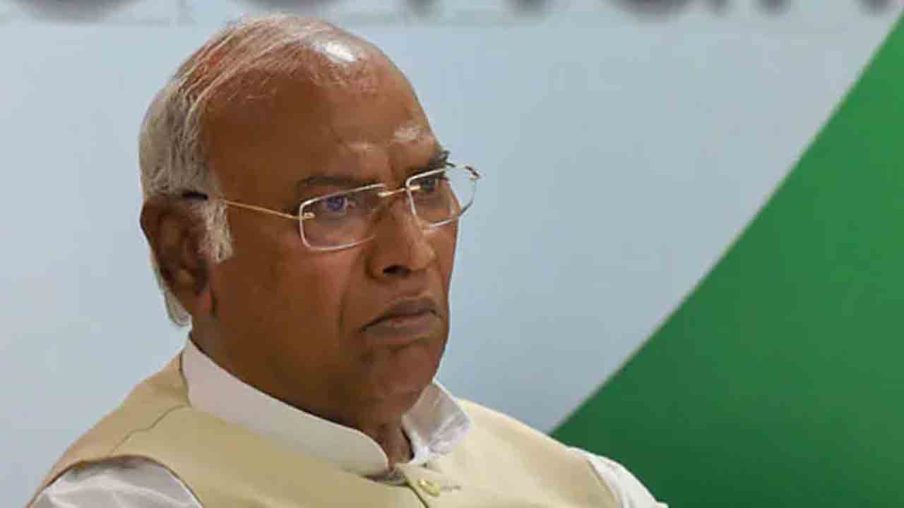 G20 Dinner | మన్మోహన్, మమతకు ఆహ్వానం.. మల్లికార్జున్ ఖర్గేకు అందని ఆహ్వానం G20 Dinner | మన్మోహన్, మమతకు ఆహ్వానం.. మల్లికార్జున్ ఖర్గేకు అందని ఆహ్వానం