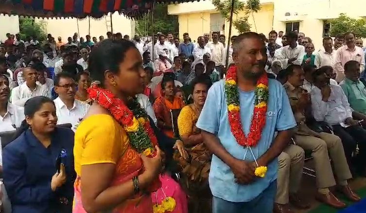 Jogulamba Gadwal | అవునూ.. లోక్ ఆదాలత్ వేదికగా ఒక్కటయ్యారు.. భార్య కాళ్లు మొక్కిన భర్త Jogulamba Gadwal | అవునూ.. లోక్ ఆదాలత్ వేదికగా ఒక్కటయ్యారు.. భార్య కాళ్లు మొక్కిన భర్త