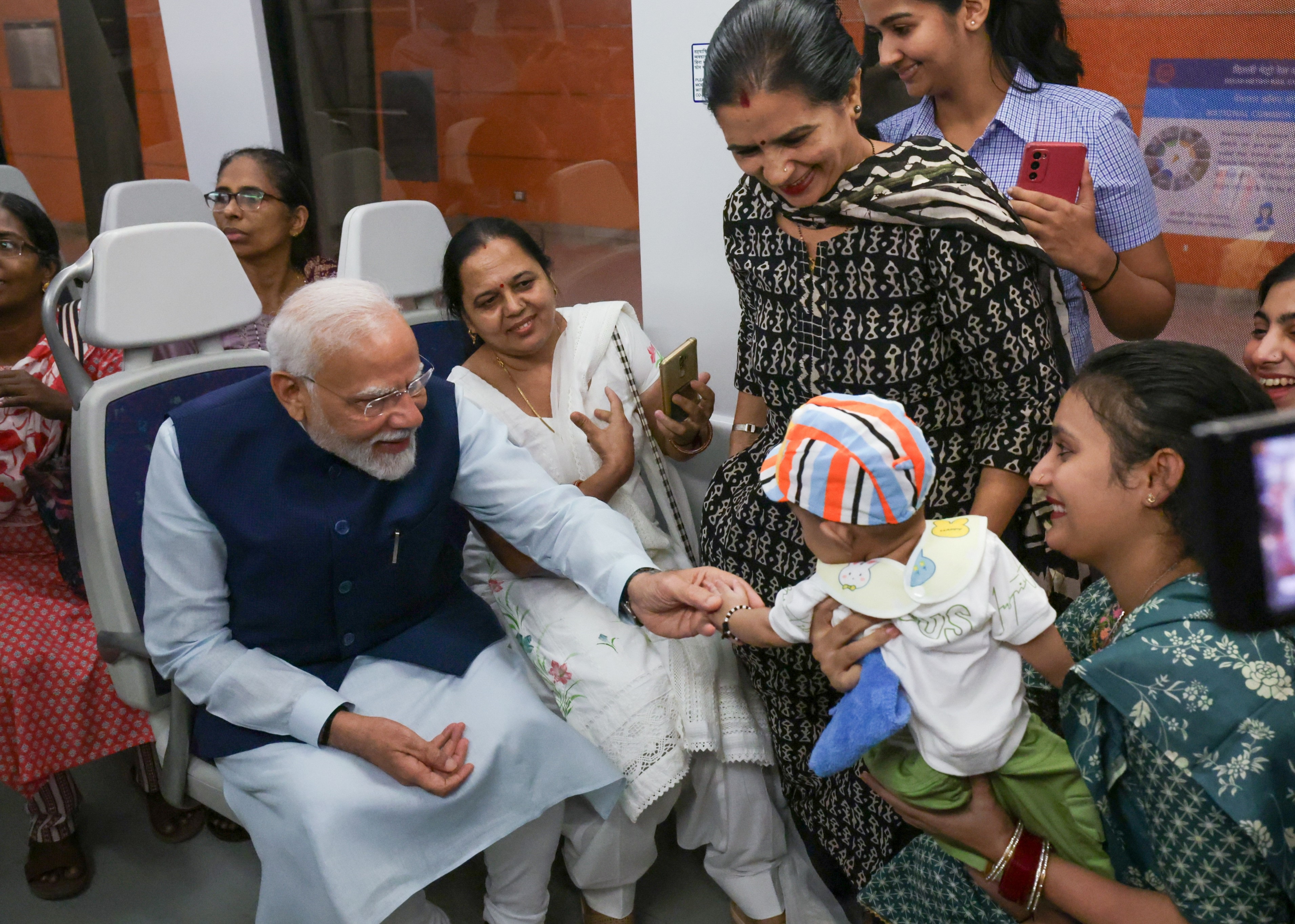 PM MODI | పుట్టిన రోజున మెట్రోలో మోదీ.. చిన్నారులకు చాక్లెట్లు.. పెద్దలకు సెల్ఫీలు PM MODI | పుట్టిన రోజున మెట్రోలో మోదీ.. చిన్నారులకు చాక్లెట్లు.. పెద్దలకు సెల్ఫీలు