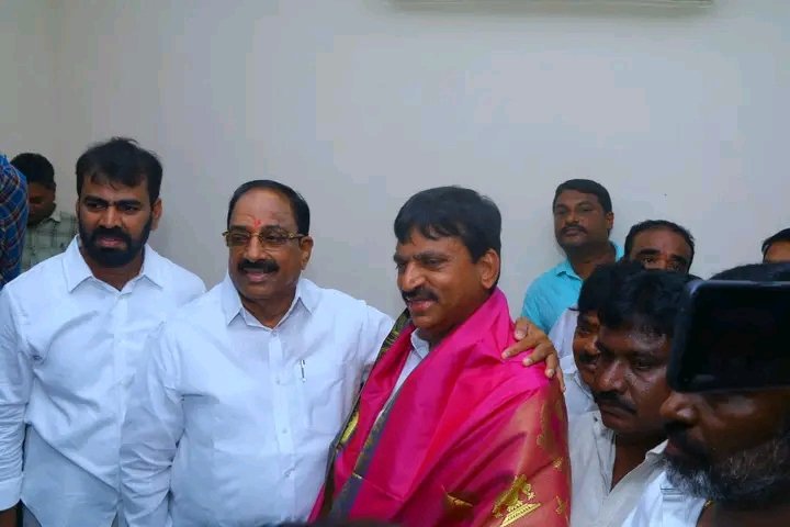 Congress | చేతులు కలిపిన బద్దశత్రువులు.. తుమ్మలను కలిసిన పొంగులేటి Congress | చేతులు కలిపిన బద్దశత్రువులు.. తుమ్మలను కలిసిన పొంగులేటి