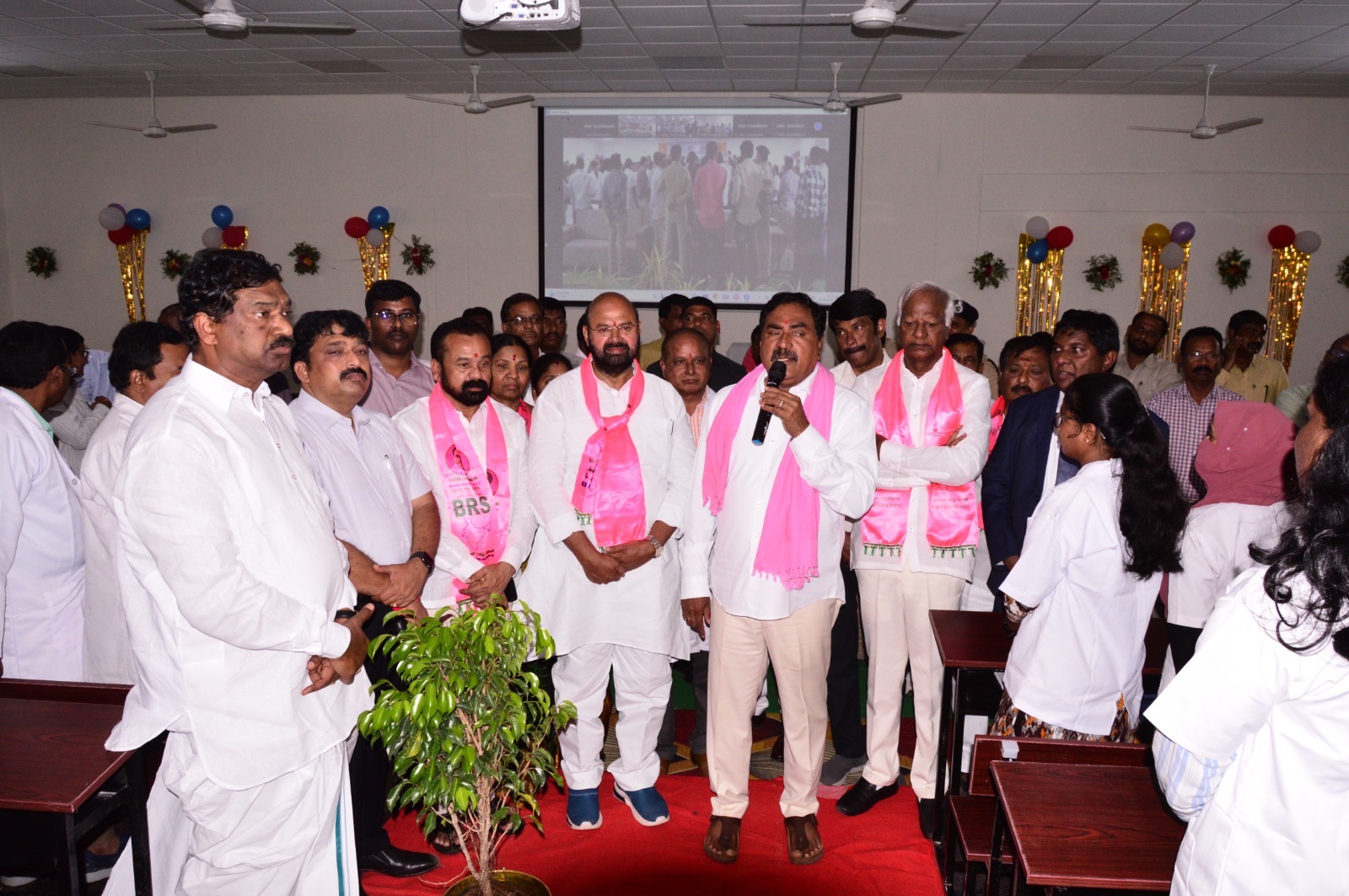 BRS | గిట్టని గులాబీ నేతలు ఒక్కచోటుకు.. జనగామ లీడర్లను కలిపిన మెడికల్ కాలేజీ ప్రారంభం BRS | గిట్టని గులాబీ నేతలు ఒక్కచోటుకు.. జనగామ లీడర్లను కలిపిన మెడికల్ కాలేజీ ప్రారంభం