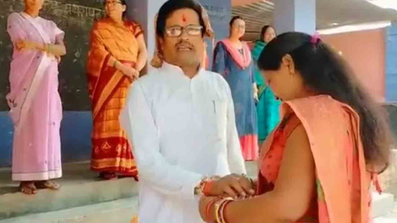 Bihar | రాఖీ తెచ్చిన తంటా.. స్కూల్కు చెల్లి రావడంతో టీచర్ సస్పెండ్ Bihar | రాఖీ తెచ్చిన తంటా.. స్కూల్కు చెల్లి రావడంతో టీచర్ సస్పెండ్