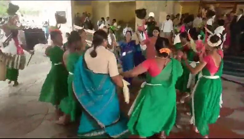 CWC | ఎమ్మెల్యే సీతక్క సాంప్రదాయ నృత్యం CWC | ఎమ్మెల్యే సీతక్క సాంప్రదాయ నృత్యం