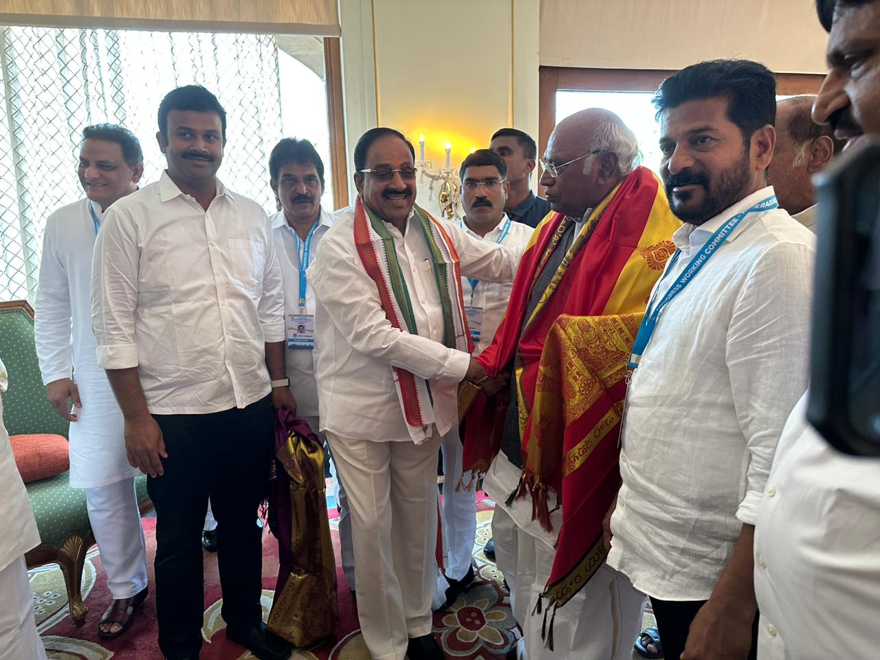 Khammam | కారు దిగిన తుమ్మల.. కండువాకప్పి ఆహ్వానించిన ఖర్గే Khammam | కారు దిగిన తుమ్మల.. కండువాకప్పి ఆహ్వానించిన ఖర్గే