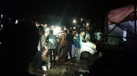 Vidisha Accident | రివర్స్ తీస్తుండగా నీటి గుంతలో పడ్డ కారు.. నలుగురు మృతి Vidisha Accident | రివర్స్ తీస్తుండగా నీటి గుంతలో పడ్డ కారు.. నలుగురు మృతి