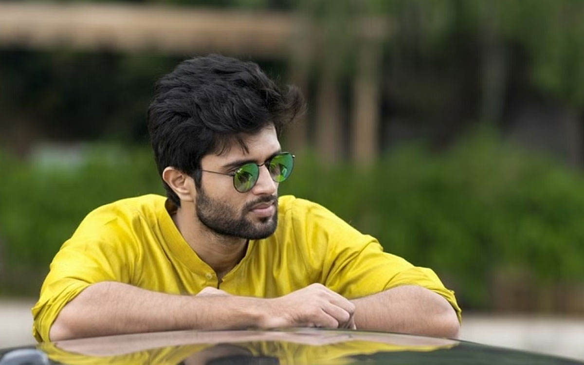 Vijay devarakonda | వంద మందికి సాయం చేసిన విజయ్ దేవరకొండ.. అదొక్కటే బాధ అంటూ కామెంట్ Vijay devarakonda | వంద మందికి సాయం చేసిన విజయ్ దేవరకొండ.. అదొక్కటే బాధ అంటూ కామెంట్