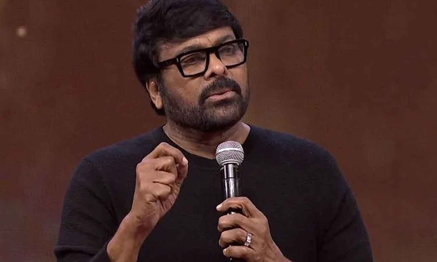 Chiranjeevi|మళ్లీ రాజకీయాల ముఖం చూడను.. బ్రతికినంత కాలం సినిమాల్లోనేనంటూ చిరు స్టన్నింగ్ కామెంట్స్ Chiranjeevi|మళ్లీ రాజకీయాల ముఖం చూడను.. బ్రతికినంత కాలం సినిమాల్లోనేనంటూ చిరు స్టన్నింగ్ కామెంట్స్