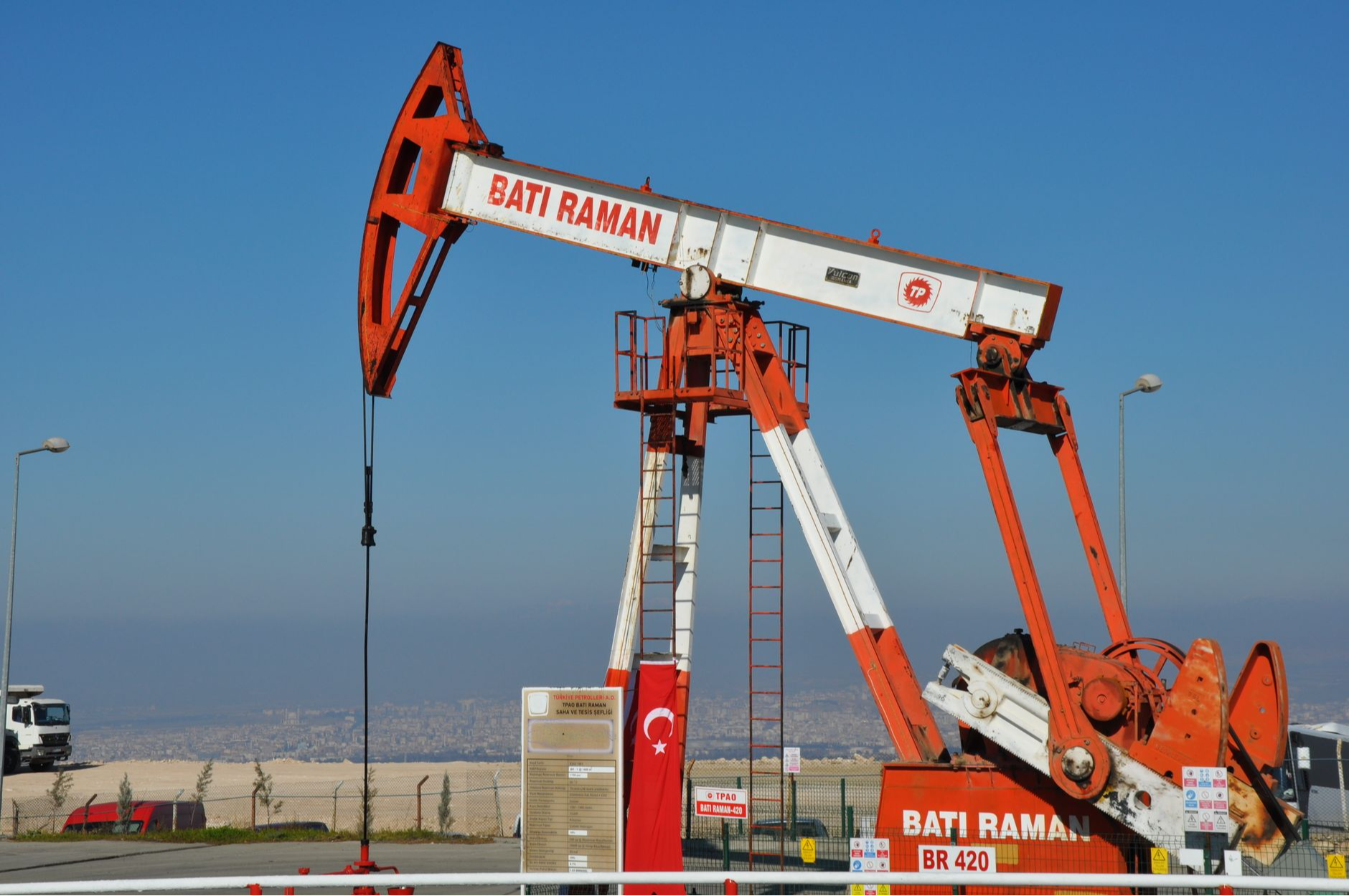 Oil Heads for Biggest Weekly Gain Since July on Iran War Risks
