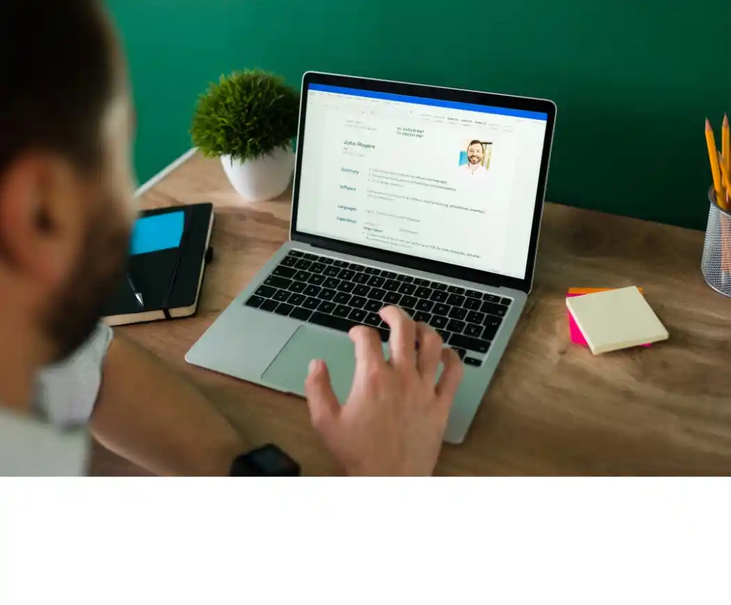 https://s3.ap-south-1.amazonaws.com/mployee.me/blogs/Short+Online+Degrees+That+Recruiters+Are+Noticing+on+Resumes+Now.webp