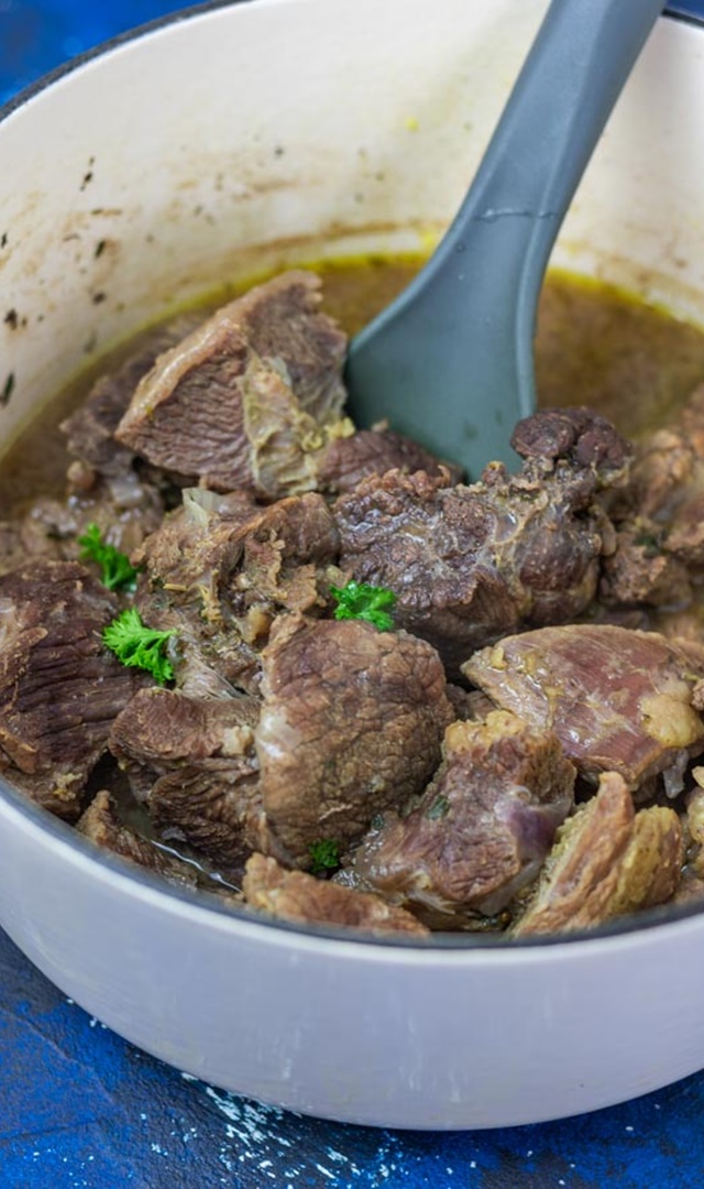 Что можно сварить с мясом. Блюда в сотейнике. Спагетти с бефстроганов. Томленая говядина с овощами. Жареное мясо.