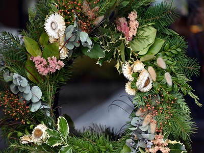 A Touch of Blooming Cheer: The Best Flowers for a Merry Christmas