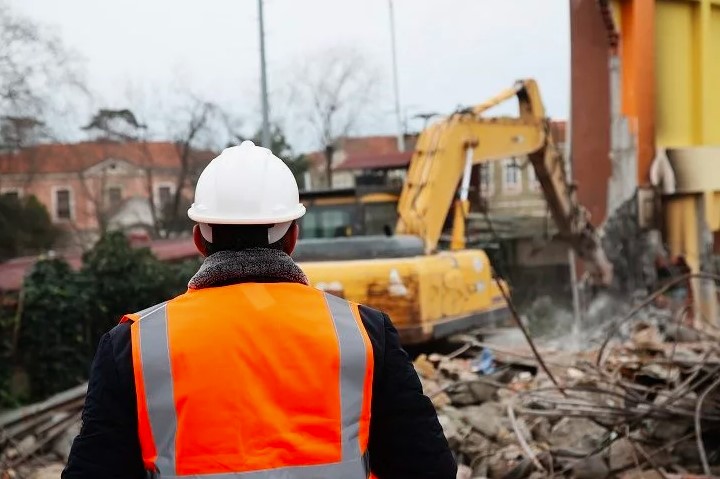 Choosing the Right Building Demolition Contractor for Your Project