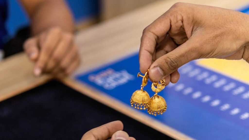 How Gold Buyers in Hyderabad Evaluate Your Gold