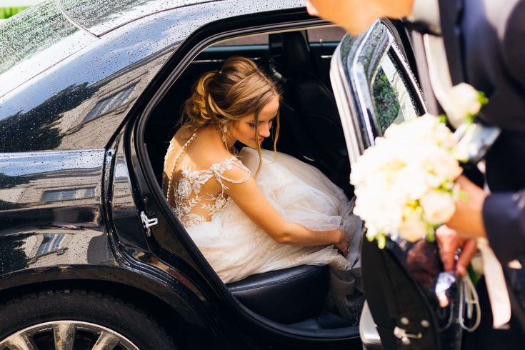 What Makes Chauffeur Service Ideal for Wedding Day