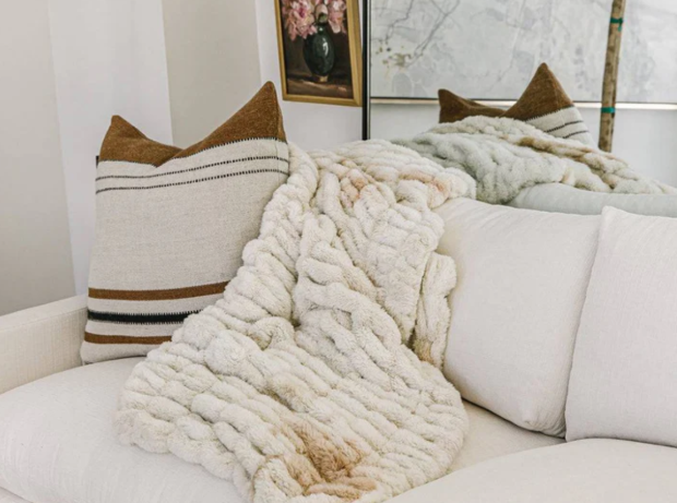 Neutral Throw Blanket Guide for Luxury Home Comfort