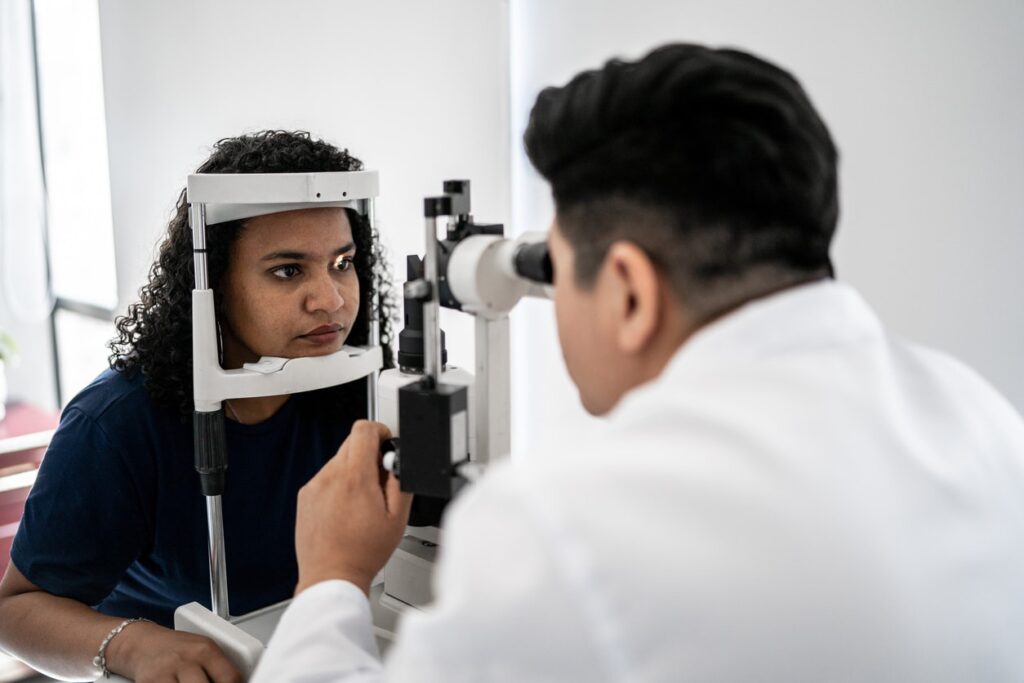 How to Choose the Right Eye Specialist for Cataract Surgery Treatment