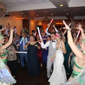 How Does a Top-Tier Wedding DJ Service in Weston, FL Keep Your Guests Dancing All Night?