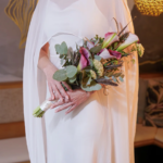 Das Hochzeitscape: Warum dieses elegante Accessoire Ihr Braut-Outfit perfektioniert