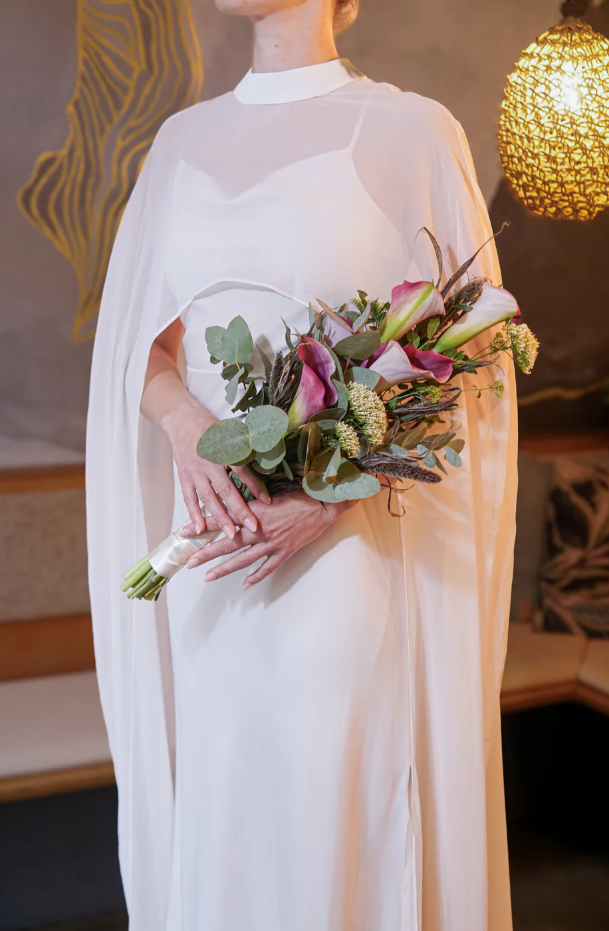 Das Hochzeitscape: Warum dieses elegante Accessoire Ihr Braut-Outfit perfektioniert